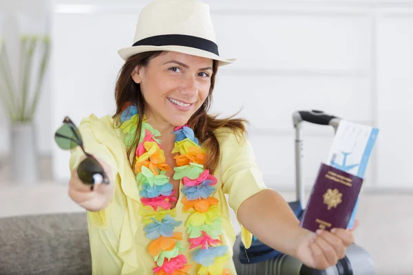 Mujer con pasaporte y equipaje en el aeropuerto —  Fotos de Stock