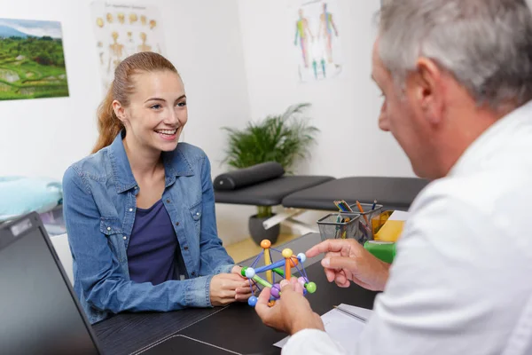 Arzt und Patient diskutieren — Stockfoto