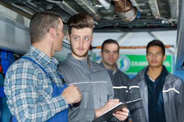 Mechanische onderwijs stagiairs In Garage Workshop — Stockfoto