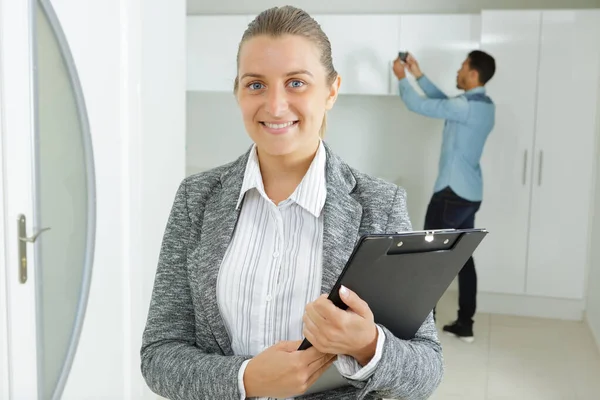 Junge Geschäftsfrau mit Klemmbrett — Stockfoto