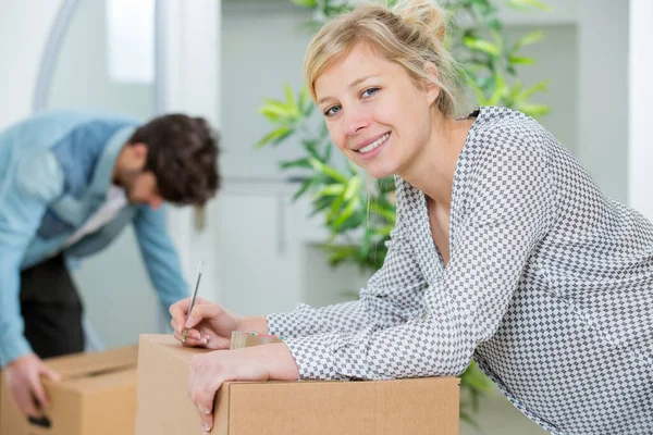 Par flyttar hus och kvinna — Stockfoto