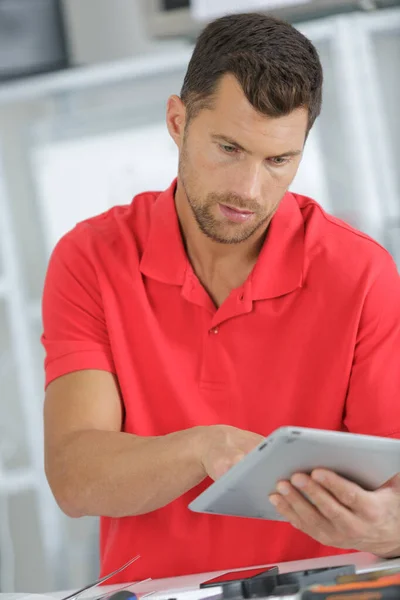 Aantrekkelijke reparateur geconcentreerd op het werk — Stockfoto