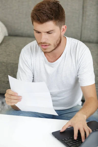 Homme avec ordinateur portable travaillant au bureau — Photo