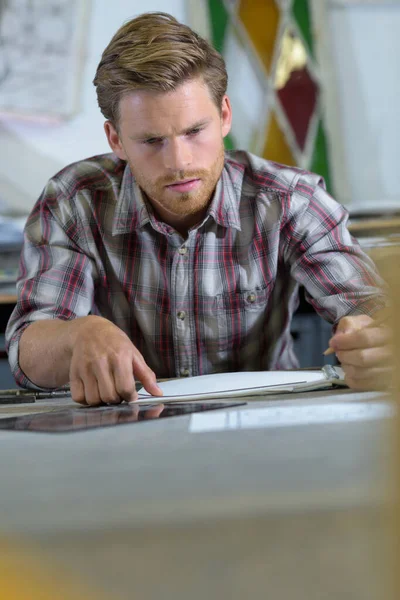 Людина концентрується під час роботи за своїм столом — стокове фото