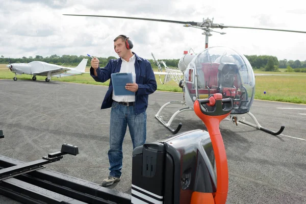 En man som arbetar med helikopter — Stockfoto