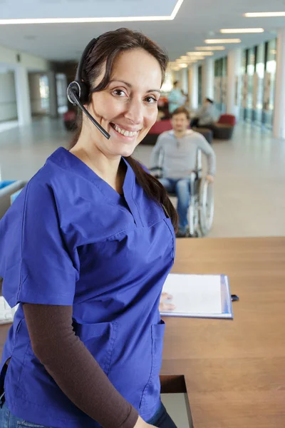 사무실에서 일하는 여성 의사에게 미소짓는 모습 — 스톡 사진