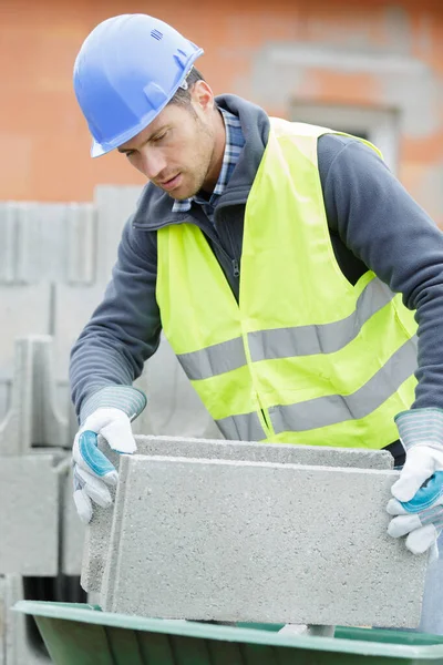 Uomo che lavora su muro di cemento — Foto Stock