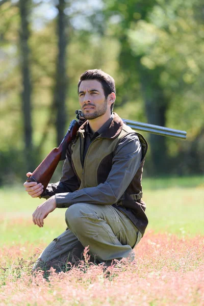 밖에서 총을 들고 있는 수컷 사냥꾼 — 스톡 사진