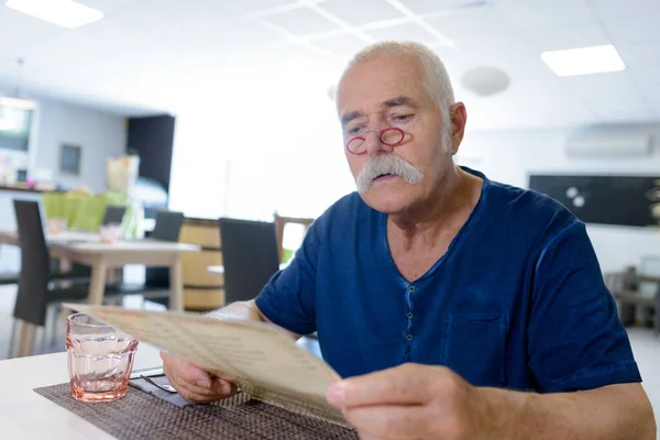 Un uomo d'affari anziano in un caffè — Foto Stock