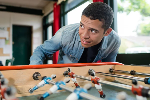 Homme jouant à une table de football — Photo