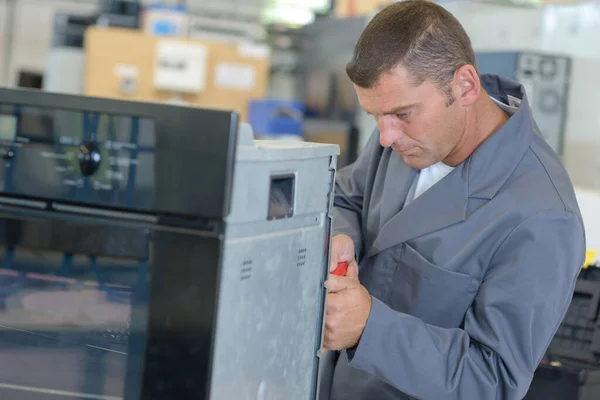 Oven technician doing his work — Stockfoto