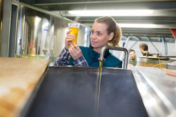 Cervecería bastante femenina en el trabajo — Foto de Stock