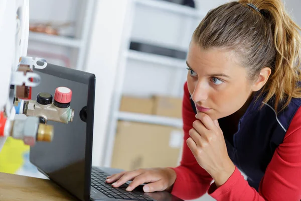 Mujer caldera técnico estudiando el problema —  Fotos de Stock