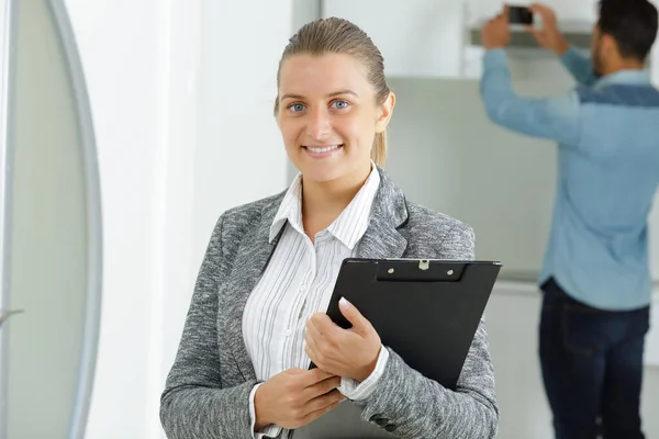 Professionele makelaar op zoek naar camera — Stockfoto