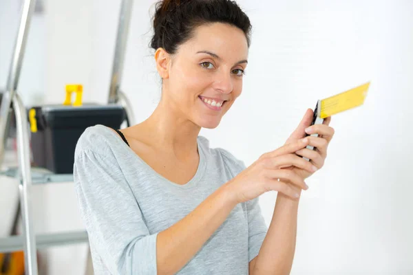 Woman posing while holding something — Stock Photo, Image