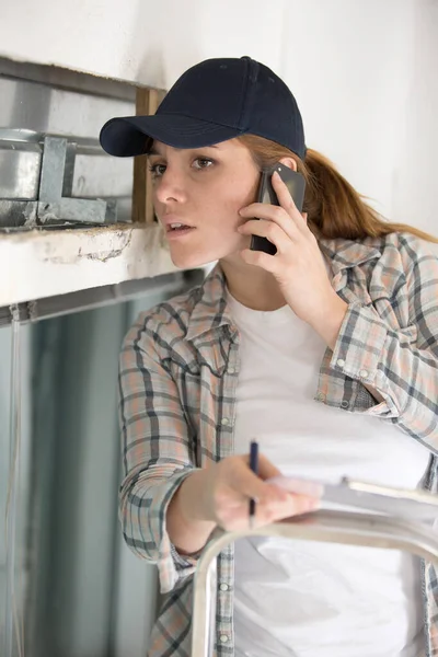 Bauarbeiterin erhält Anruf — Stockfoto