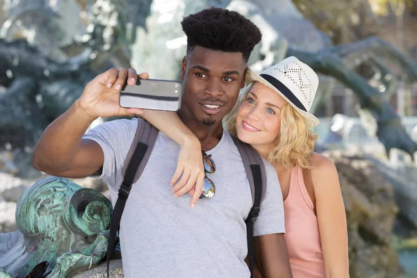 Beautiful couple making a selfie in the city — Stock Photo, Image