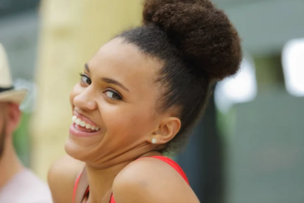 Natuurlijk portret van gelukkig brunette vrouw — Stockfoto