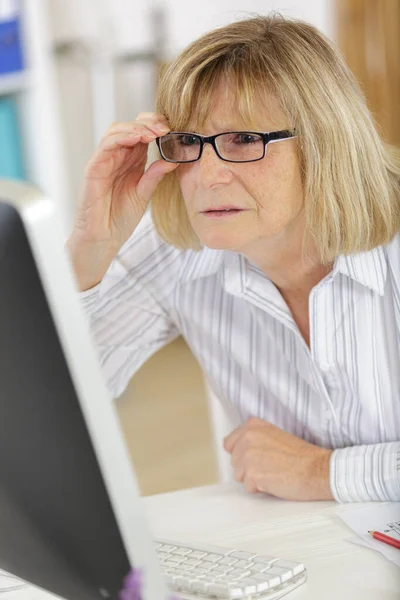 Ritratto di donna d'affari matura che lavora sul desktop — Foto Stock