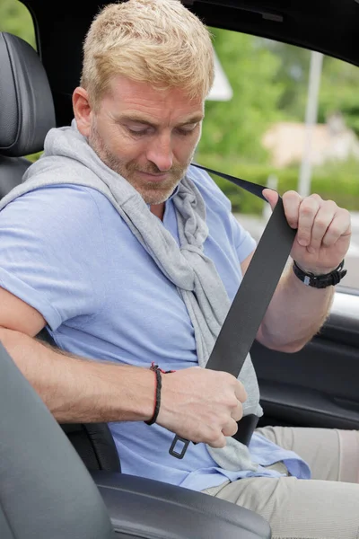 Erkek sürücü emniyet kemerini takıyor. — Stok fotoğraf
