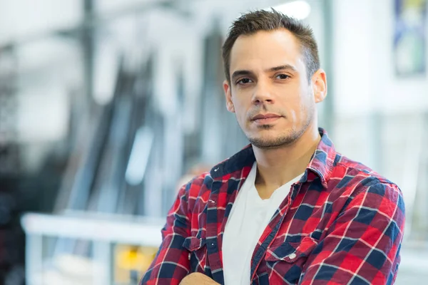 Retrato del trabajador manual con camisa a cuadros —  Fotos de Stock