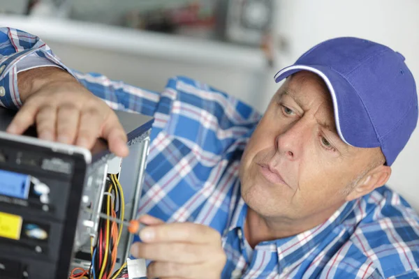 Computer repairman working on repairing computer in it workshop — Stock Photo, Image