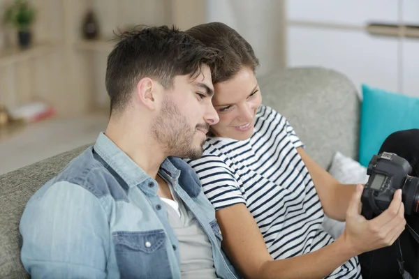 Gelukkige paar poseren camera thuis kijken — Stockfoto