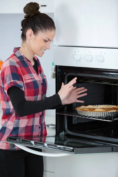 Mädchen verbrannte sich versehentlich die Hände aus dem Ofen — Stockfoto