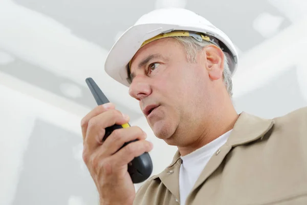 Männlicher Bauarbeiter in Harthut mit Walkie Talkie — Stockfoto