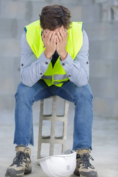 Un concepto de trabajador muy cansado — Foto de Stock