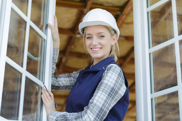 Vrouw die op een bouwplaats werkt — Stockfoto