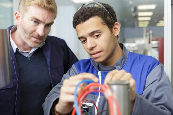 Retrato do eletricista examinando a tensão de corrente — Fotografia de Stock