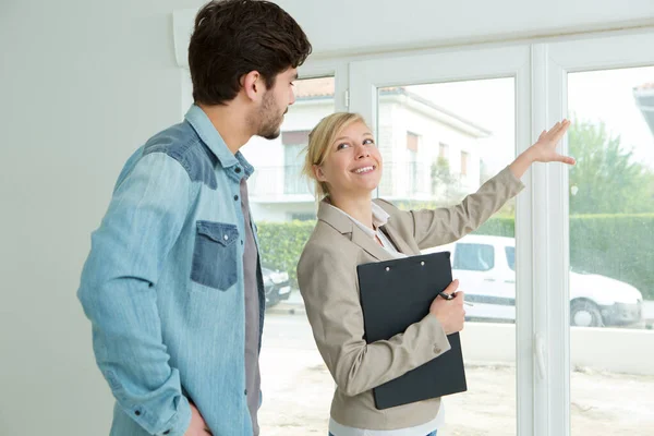 Agente immobiliare che mostra una proprietà a un potenziale cliente — Foto Stock