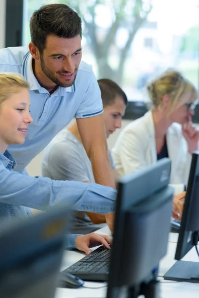 Dois alunos que trabalham em computadores em sala de aula — Fotografia de Stock