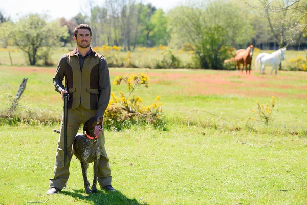 Hunter z shotguna w lesie jesienią — Zdjęcie stockowe