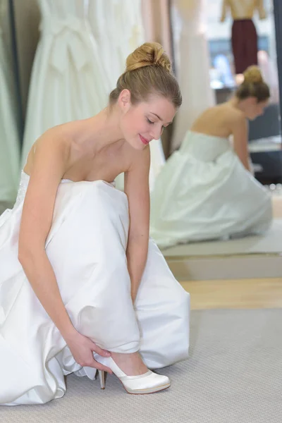 Una bella donna cercando scarpe da sposa di moda — Foto Stock