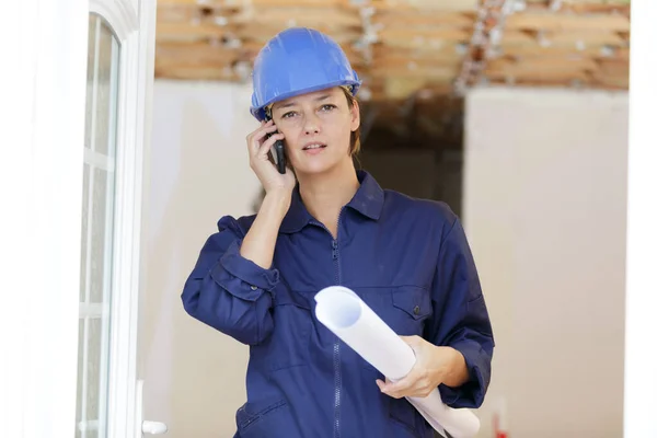 Arquitecta hablando por teléfono se paró en la ventana abierta —  Fotos de Stock