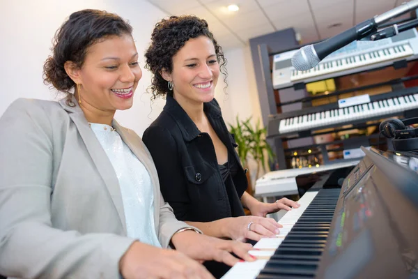 The women looking at piano — Stock Photo, Image