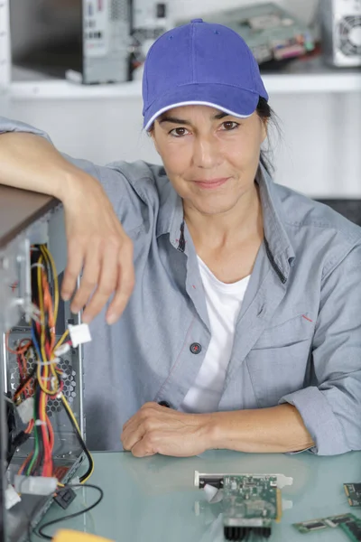 PC-Technikerin posiert vor einem Computer — Stockfoto