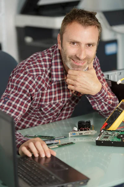 Szczęśliwy inżynier postępowania do odzyskiwania danych z komputera — Zdjęcie stockowe