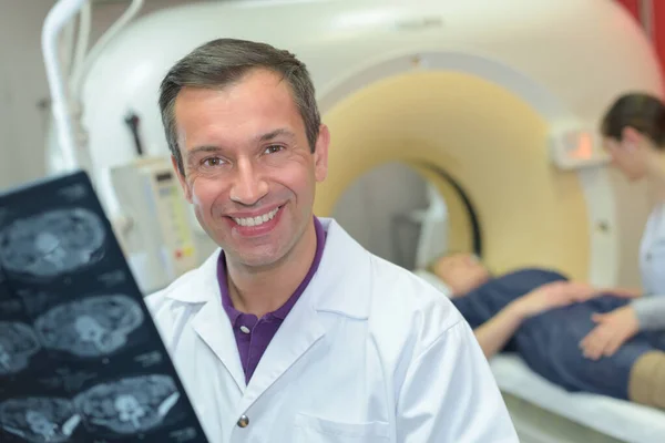 남자 의사가 여자 CT 스캐너를 검사하는 모습 — 스톡 사진