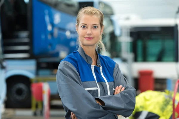 Ritratto di donna in officina con indosso la tuta — Foto Stock