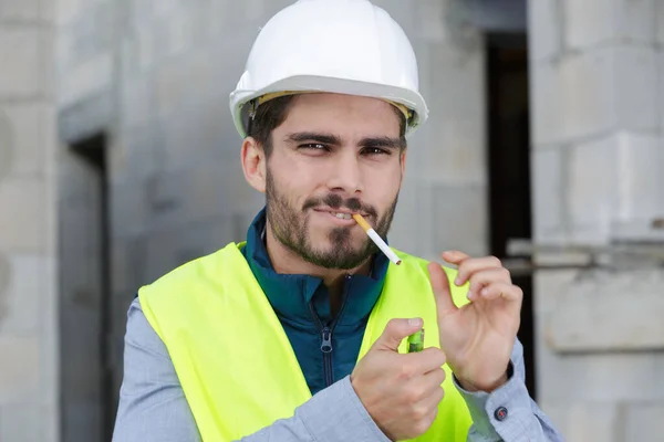 Ein Handwerker, der eine Zigarette raucht — Stockfoto