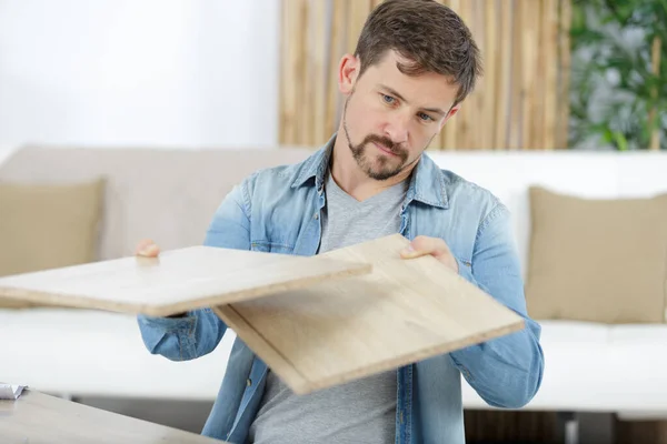 Man assembling furniture in new house — Stock Photo, Image