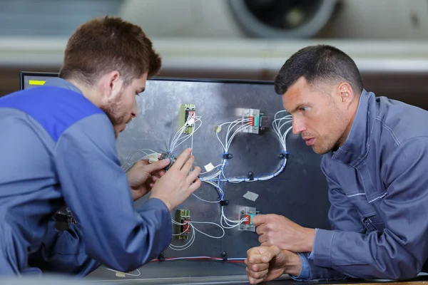 Portret van professionele elektricien inspecteert — Stockfoto