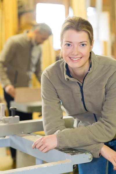 Портрет счастливой женщины в мастерской — стоковое фото