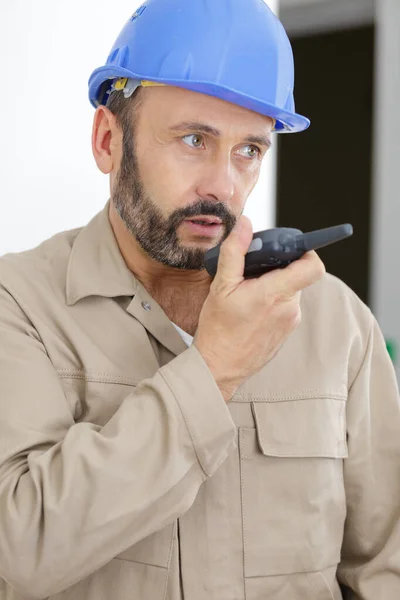 Een bouwer die praat in walkietalkie — Stockfoto