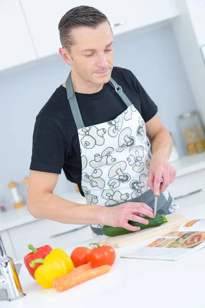 Homem cortando variedade de vegetais — Fotografia de Stock