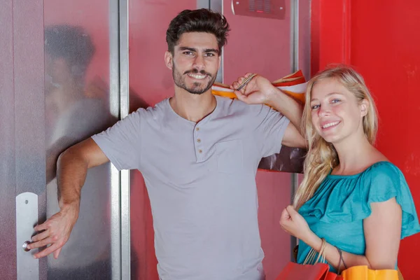 Casal com sacos de viagem no elevador do hotel — Fotografia de Stock