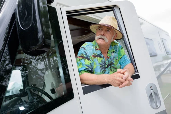 Idős férfi utazó egy lakókocsi otthon — Stock Fotó